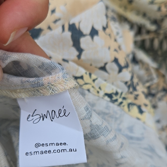 Esmaee Floral Mini Dress - Picture 6 of 7